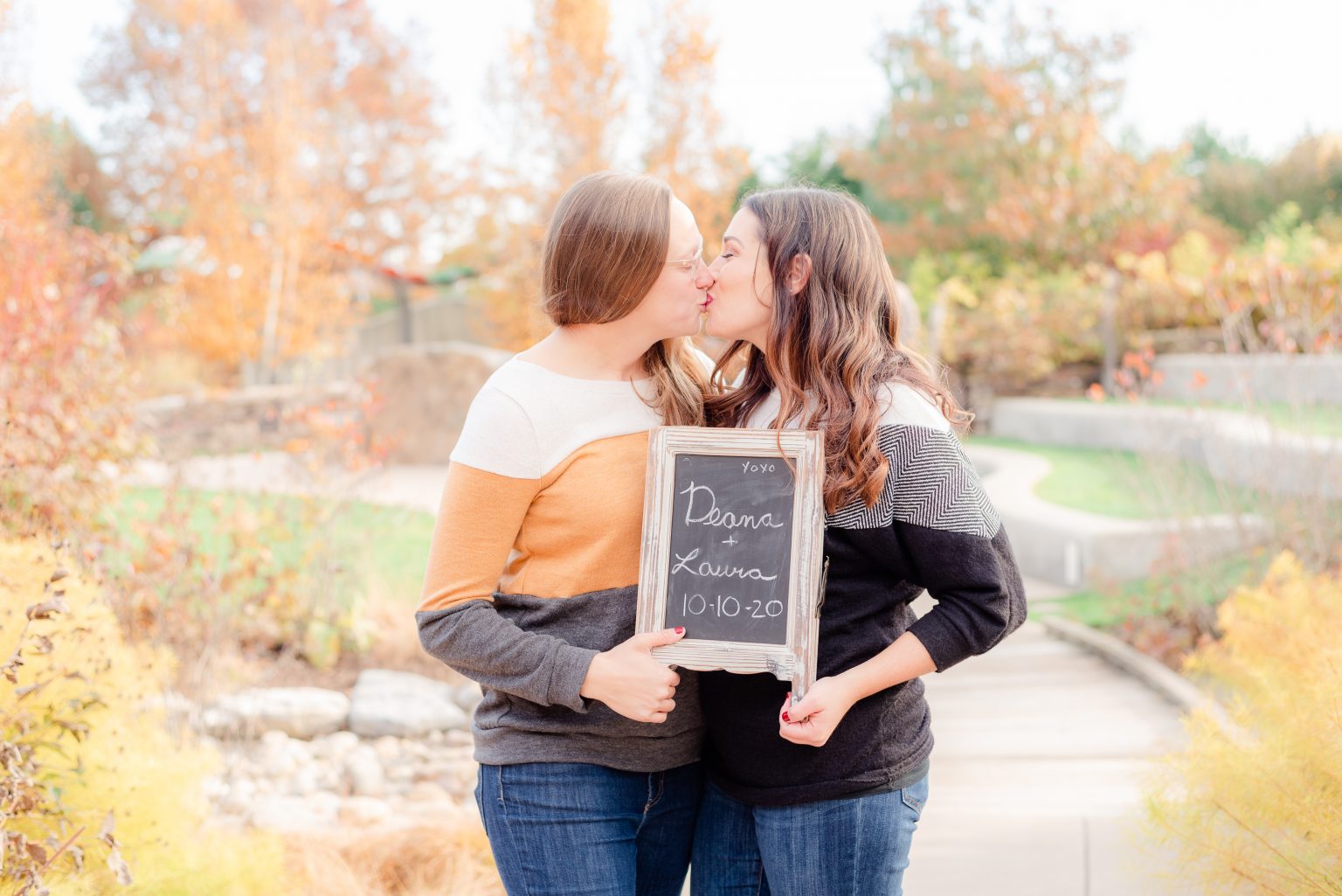 Checking Peak Foliage to Get The Best Colors For Fall Photoshoots TM